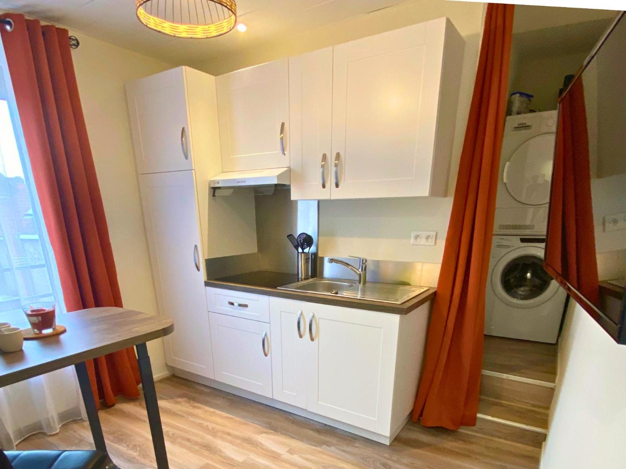 Studio Moderne Et Tout Equipe Au Coeur De Bourbourg - Gare A Proximite ภายนอก รูปภาพ